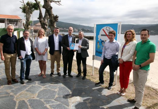O conselleiro de Sanidade entrega o diploma de ouro ao concello de Corcubión por ter todas as súas praias libres de fume de tabaco